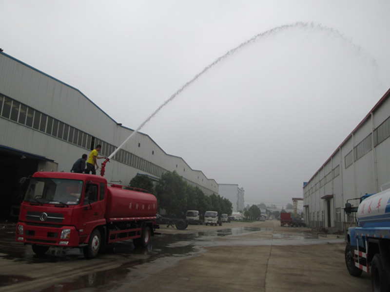 東風(fēng)天錦消防灑水車(chē)